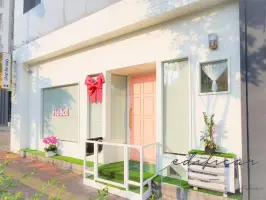 코랄핑크 도어가 반기는 감성 애견호텔 외관